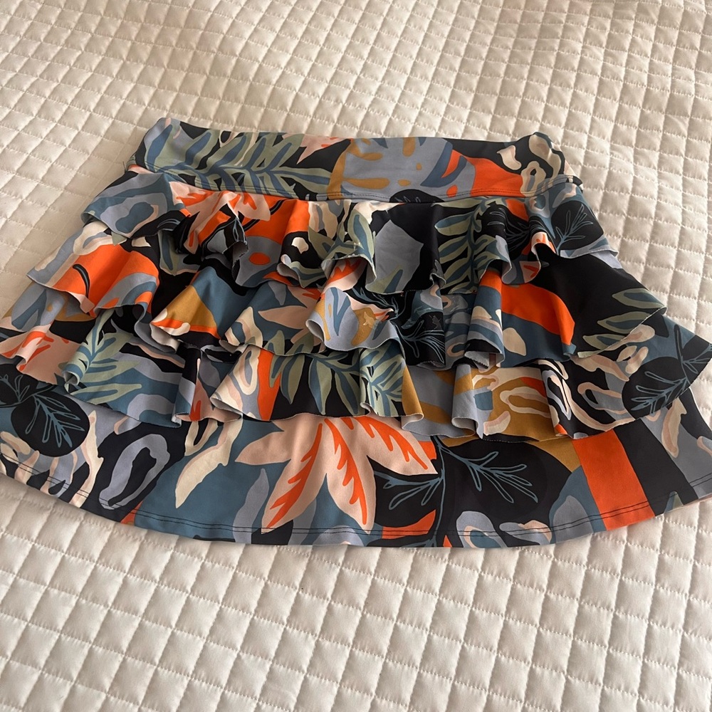 Gorgeous Dona Jo skort for Tennis or Pickleball in a tropical print in size 3-XL